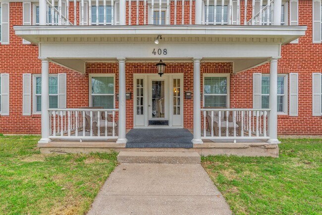 Building Photo - Cozy 2 Bedroom Apartment Available for Aug...