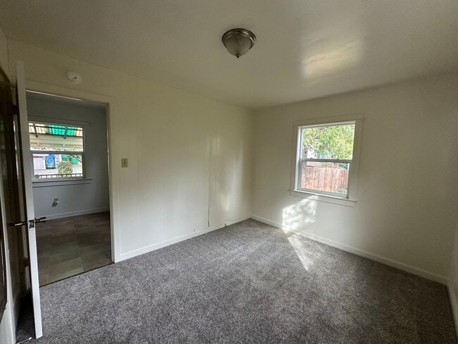 Building Photo - Cozy Quiet Grass Valley Charmer - 1/1 650 SF (Driveway, Parking, & Yard)