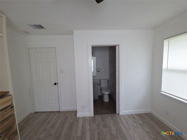 Building Photo - 1315 Estes Dr