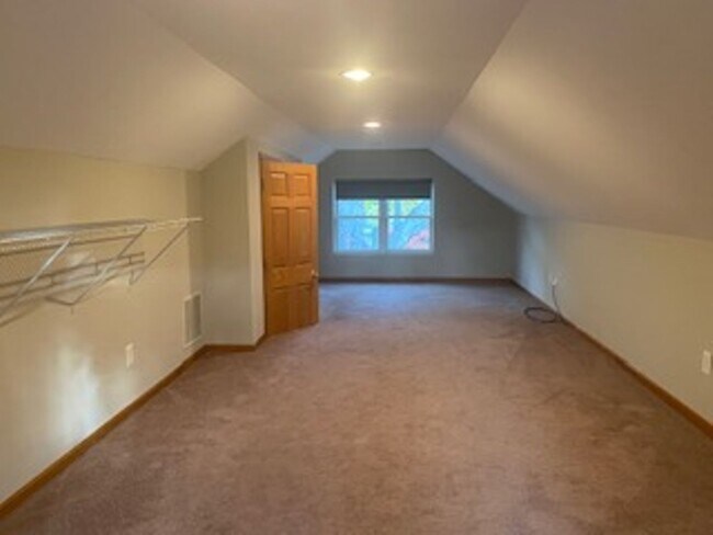 Building Photo - 4 bedroom 2 bath home in Lemont.