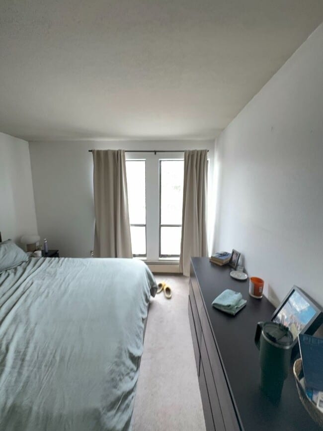 Building Photo - Lake Cliffe Condo - Spacious 2 Bedroom/2 B...