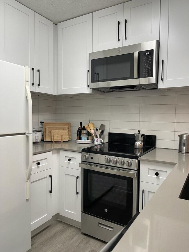 Building Photo - Cute West Campus Condo
