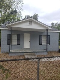 Building Photo - 3 Bedroom 1 Bath Available NOW!