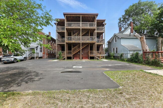 Building Photo - 45 Squire St