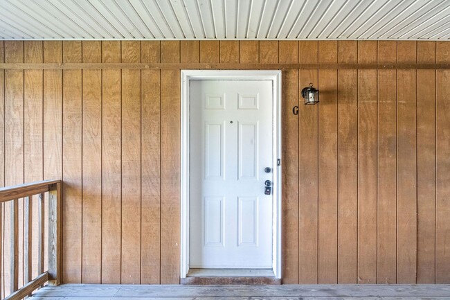 Building Photo - Renovated Two Bedroom Outside Gate 1!