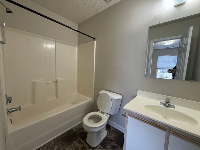 Building Photo - 2 bedroom, 2.5 Bath Townhouse