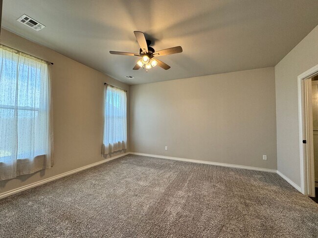 Building Photo - Spacious 3-Bedroom Home with Designer Kitc...