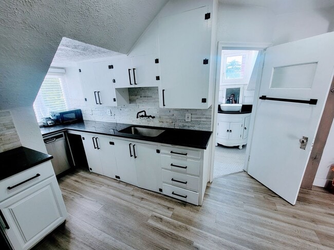 Building Photo - 324 L St E