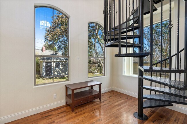 Building Photo - Classic home in the heart of Terrell Heights