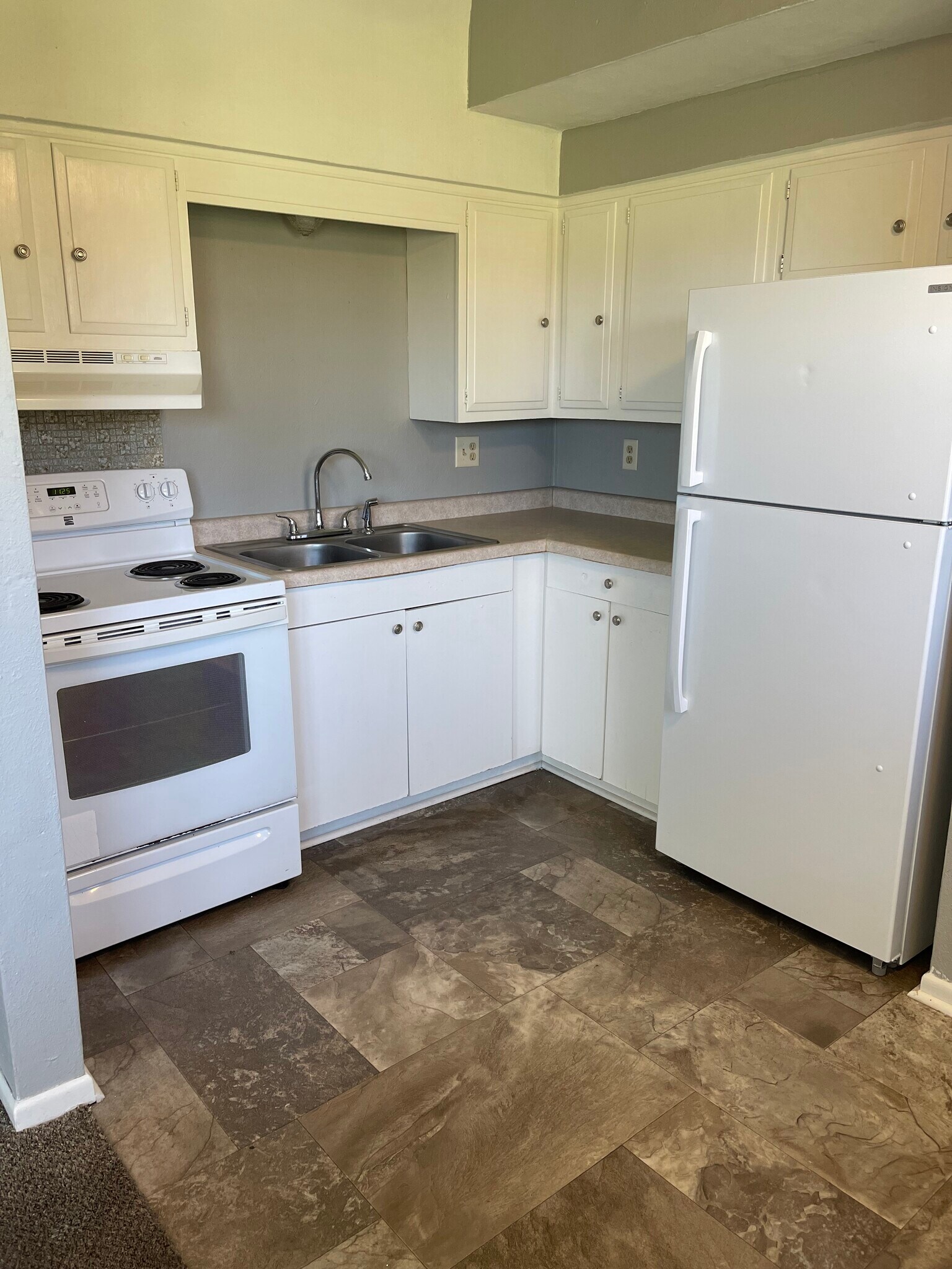 Building Photo - 2750 E Phylbeck Ave