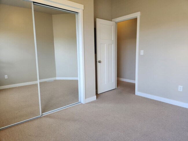 Building Photo - End Unit Townhome Available for Rent July 1st