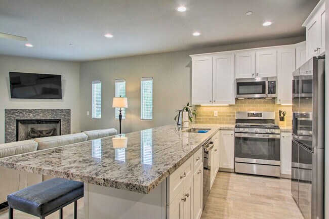 Building Photo - 6145 E Cave Creek Rd