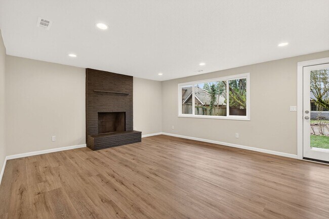 Building Photo - Updated 4BD Lake Oswego Home - Prime Location