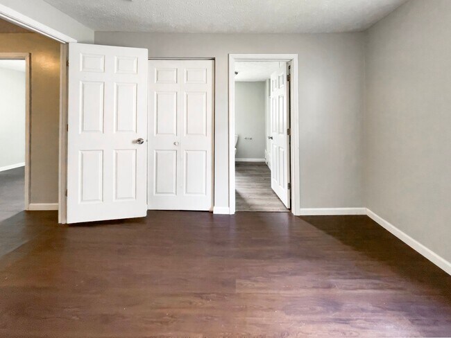 Building Photo - PRELEASING for AUGUST! 5 Bedroom, 3 Bathroom Home Close to Campus: In-Unit Washer and Dryer