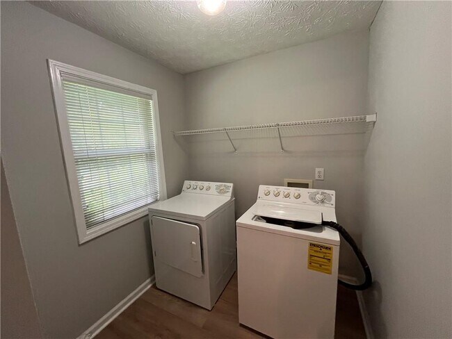 Building Photo - 3219 Roundfield Cir