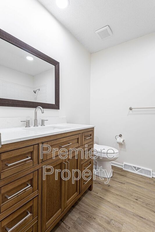 Building Photo - 5708 NW Raintree Ct