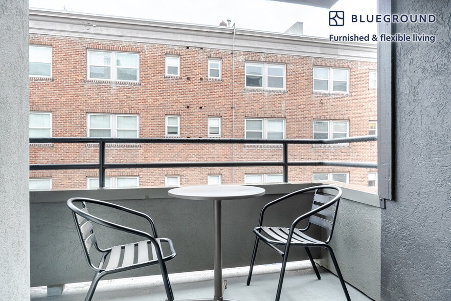 Building Photo - 526 Yale Ave N