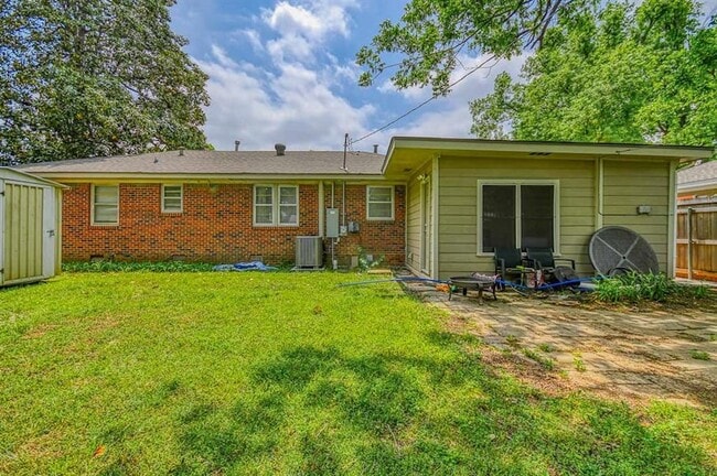 Building Photo - 1205 Westlawn Dr