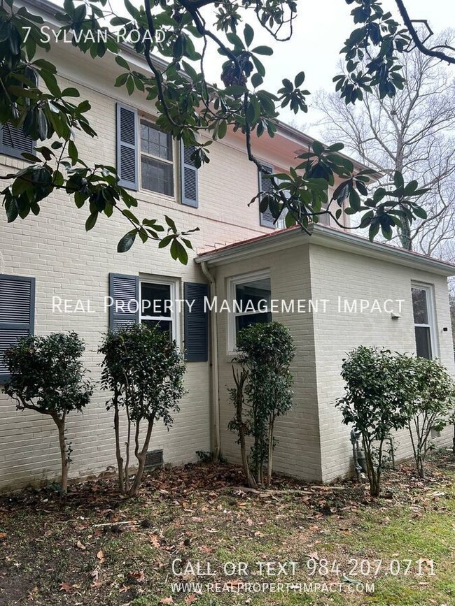 Building Photo - 1940's Charming 4 Bedroom 2 Bath Brick Col...