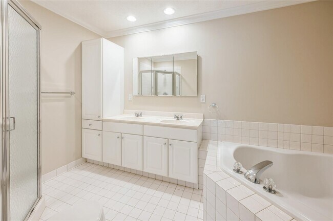 Building Photo - 900B Heritage Hls