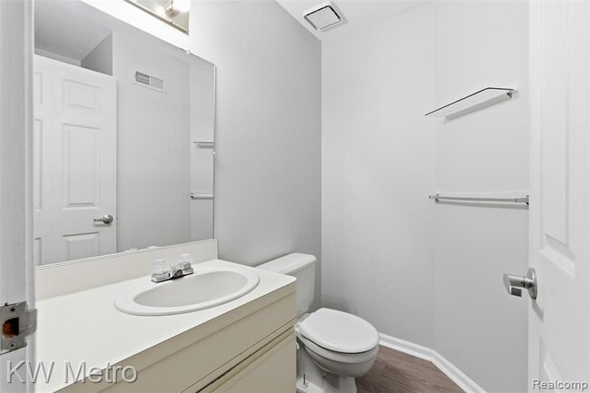 Building Photo - 1563 N Bywood Ave