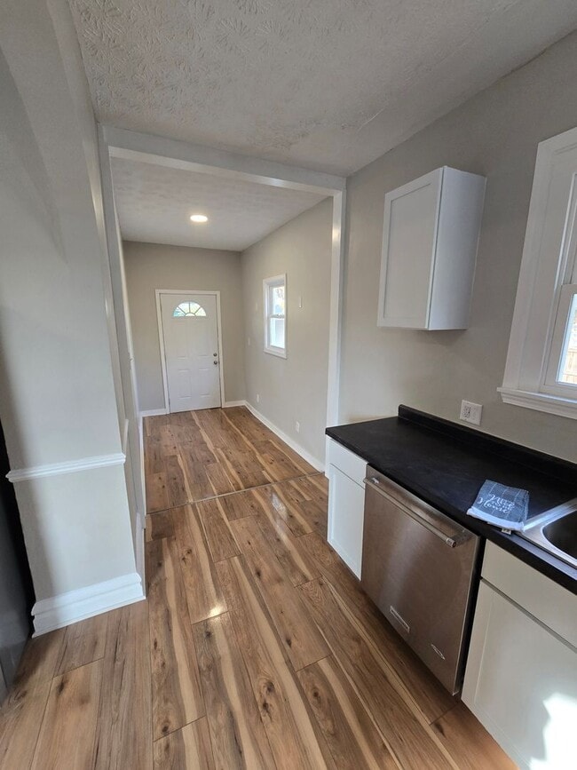 Building Photo - 4 BEDROOM SINGLE FAMILY HOME