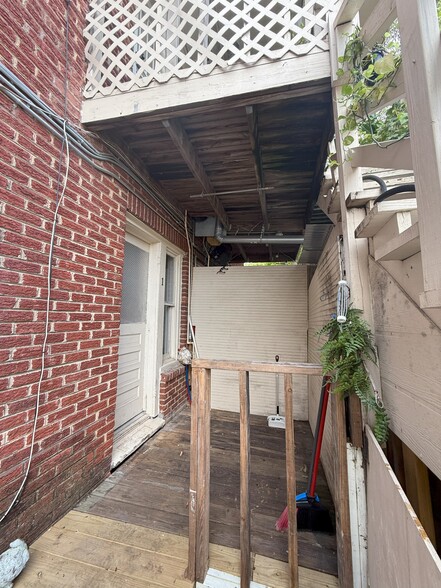 Private entrance/patio - 1302 W Bell St