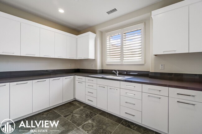 Building Photo - Luxurious and Rare 5 Bed 5.5 Bath Located ...