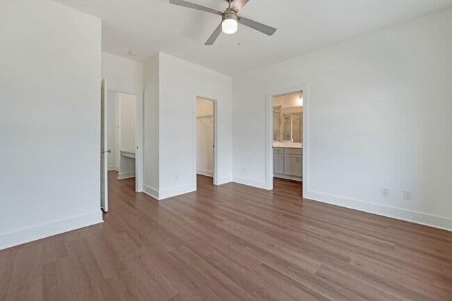 Building Photo - 2 bedroom home with fenced backyard!