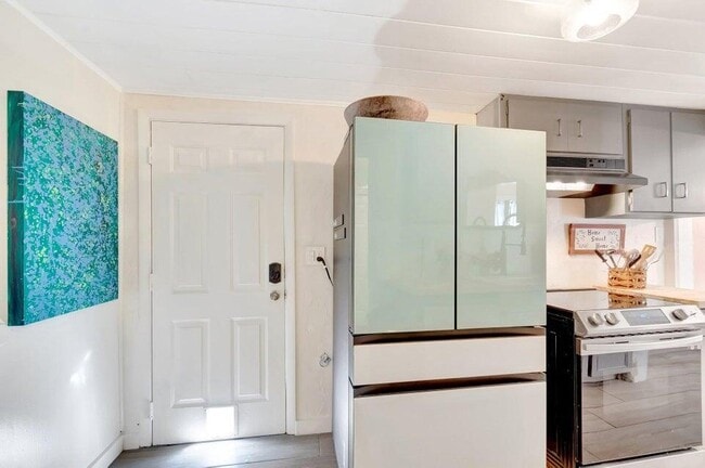 Building Photo - 237 SW 3rd Ave