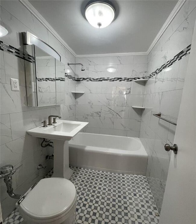 Building Photo - 759 E 10th St