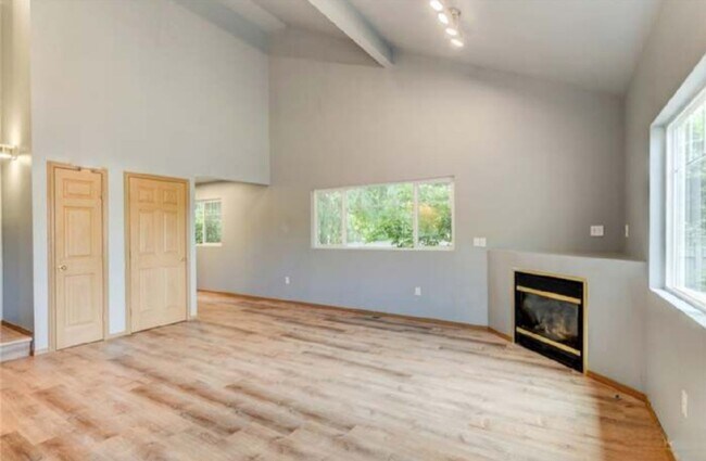 Building Photo - Beautiful Town House in Olympia