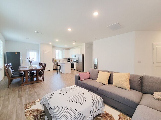 Building Photo - Ready to move in! The Granville floor plan...