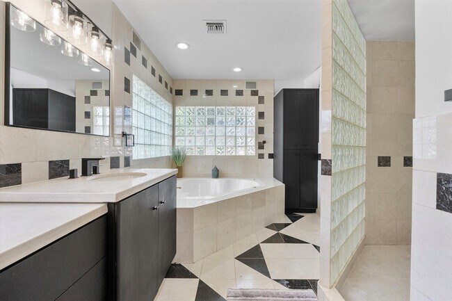 Building Photo - 2484 SE 12th St