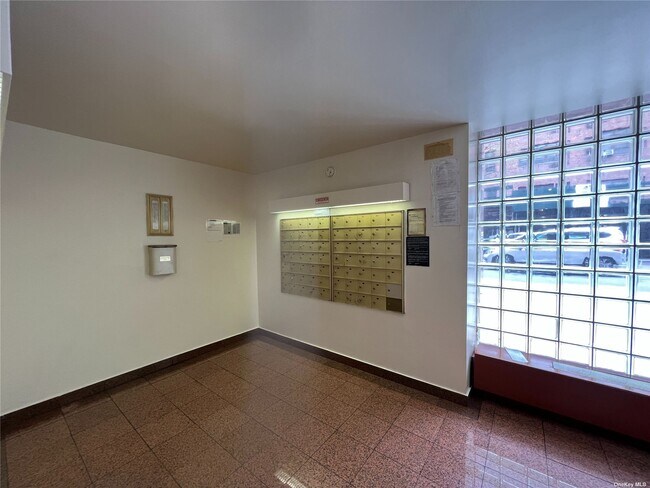 Building Photo - 94-31 59th Ave