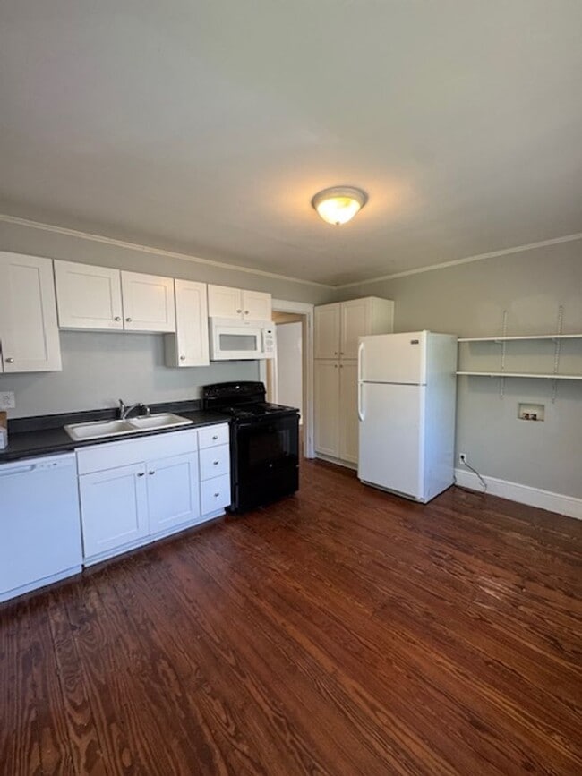 Building Photo - Adorable 2 Bedroom-1 Bath Bungalow within walking distance to Downtown Greer - Very Convenient