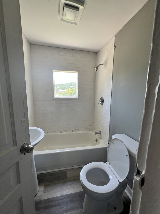 Building Photo - 722 Snow St