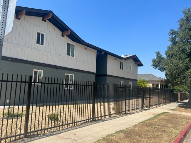 Building Photo - 205 N Mariposa St