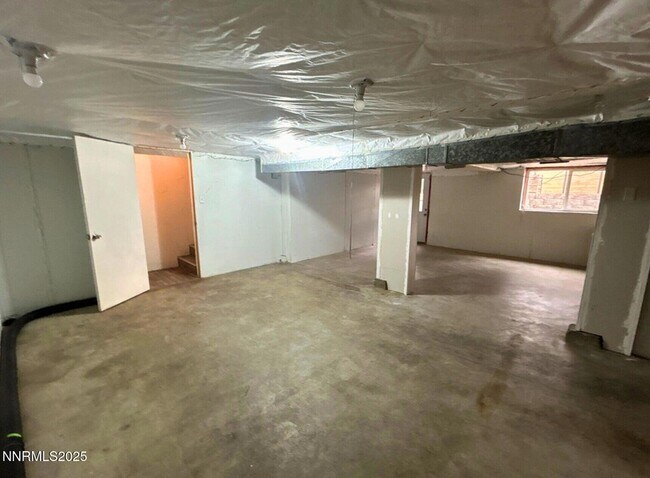 Building Photo - 320 W Plumb Ln