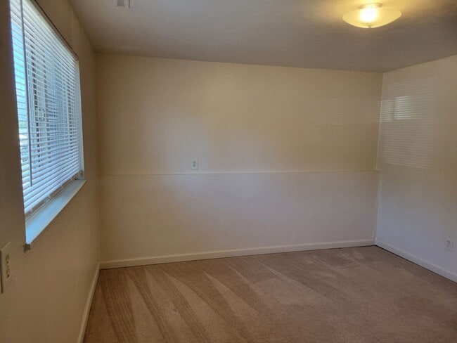 Building Photo - 4 Bed 2 Bath Allowing Pets - Available Now! - MileStone RES