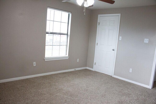 Building Photo - 208 Shaw St