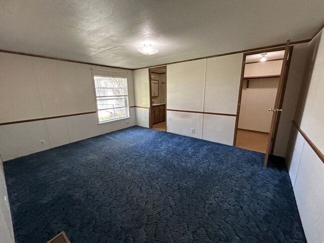 Building Photo - 3 Bed 2 Bath Mobile Home W/ Many Amenities...