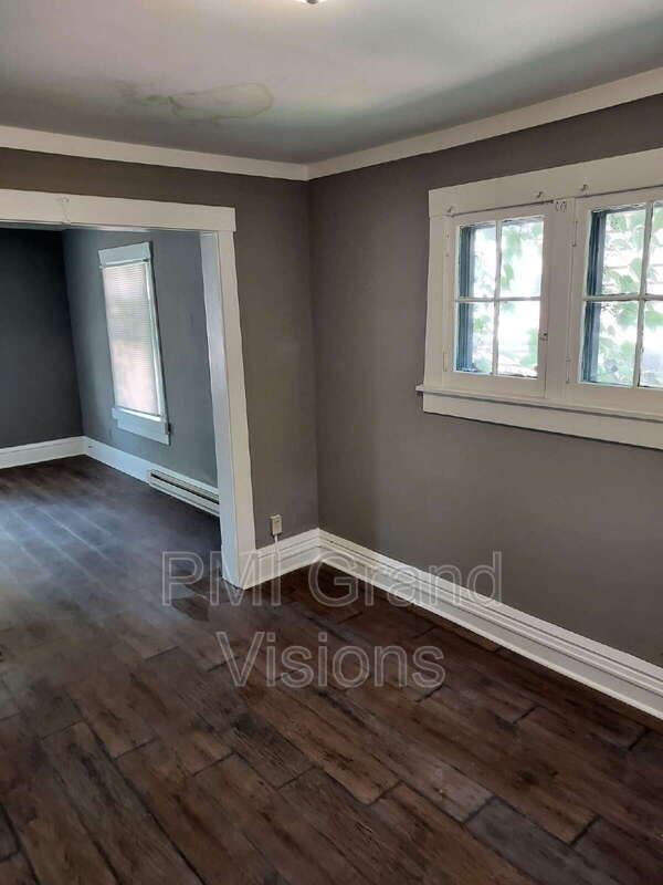 Building Photo - 250 N College St
