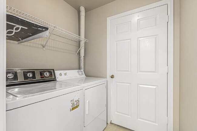 Building Photo - Exquisite 2-bedroom, 2-bathroom condo inParker