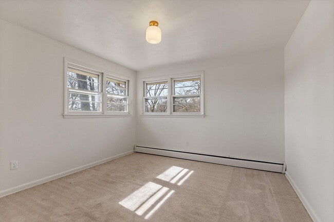 Building Photo - 340 Crown Point