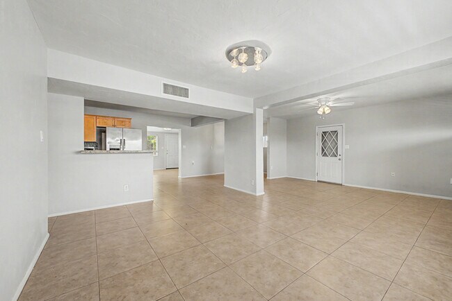 Building Photo - 2514 E Campbell Ave