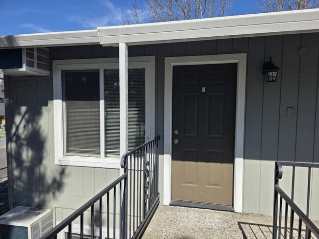 Building Photo - 444 NW D St