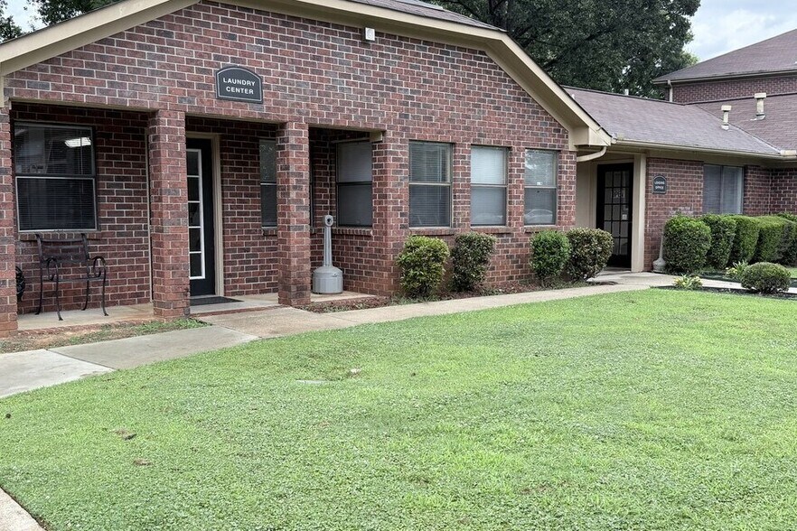 Building Photo - Summer Courtyard Apartments