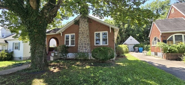 Primary Photo - 3630 Roundhill Ave NW