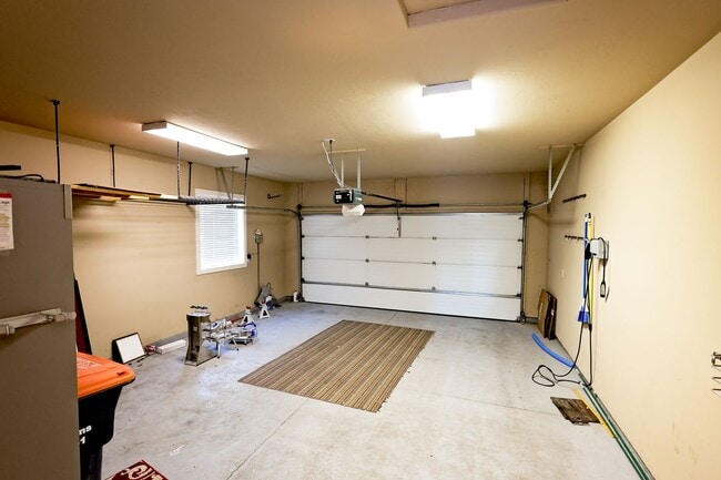 Building Photo - Townhouse located near Canyon Rim Parkway and tons of shopping